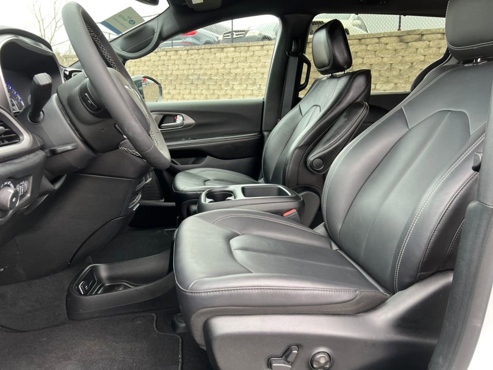 Used 2026 Chrysler Pacifica Select image 9