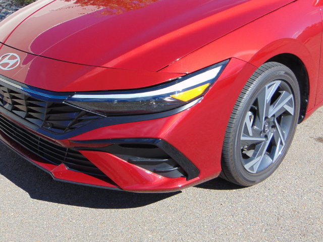 Used 2025 Hyundai Elantra SEL FWD image 2