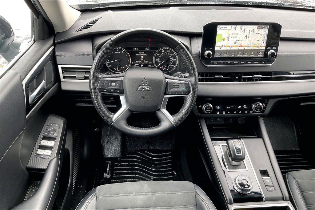 Used 2024 Mitsubishi Outlander SE image 4
