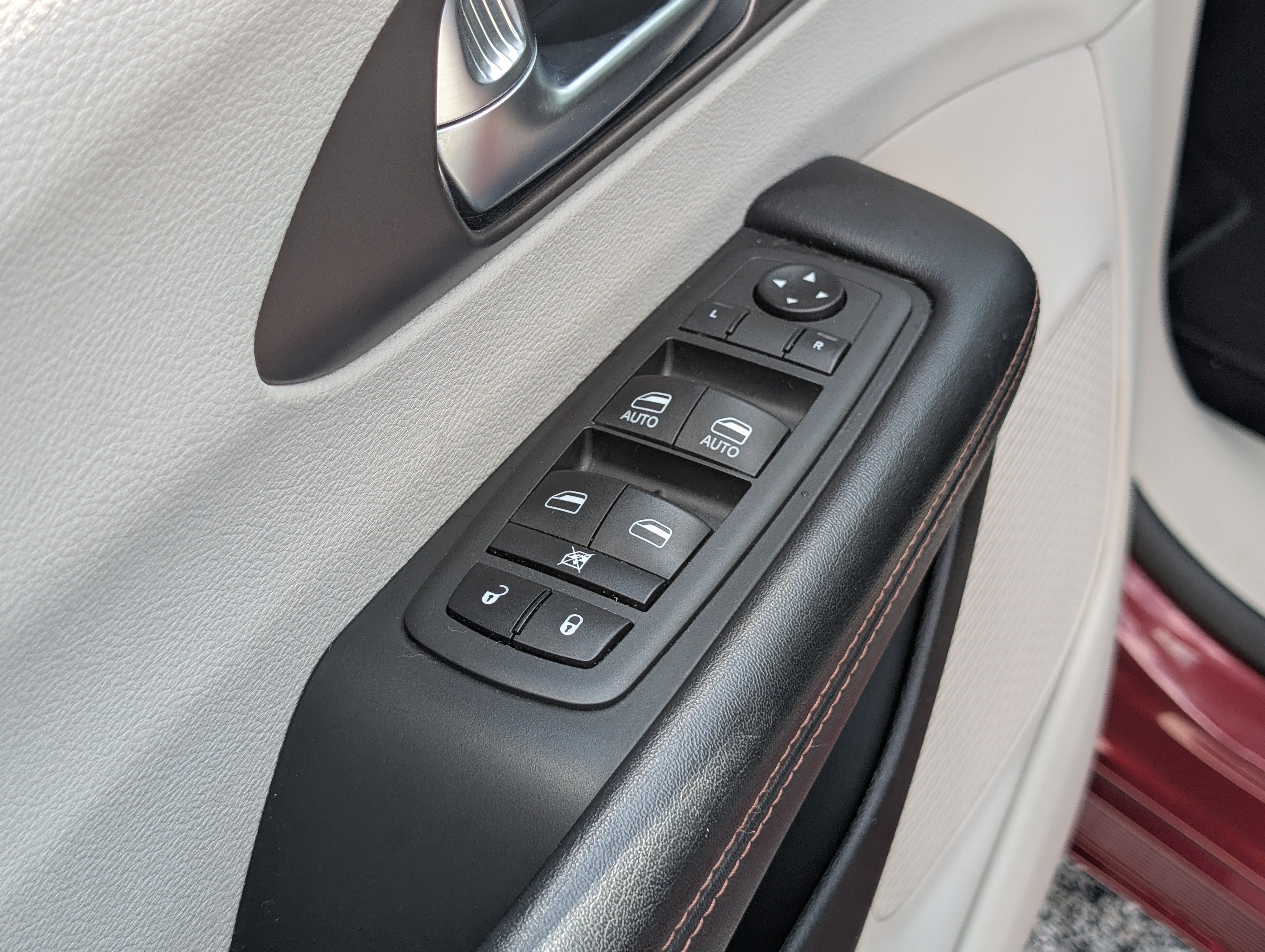Used 2019 Chrysler Pacifica Touring Plus w/ Advanced Safetytec Group FWD image 23