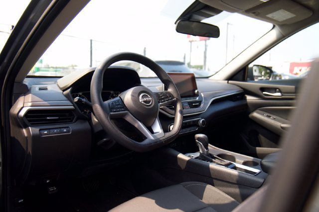 Used 2025 Nissan Altima 2.5 SV FWD image 11