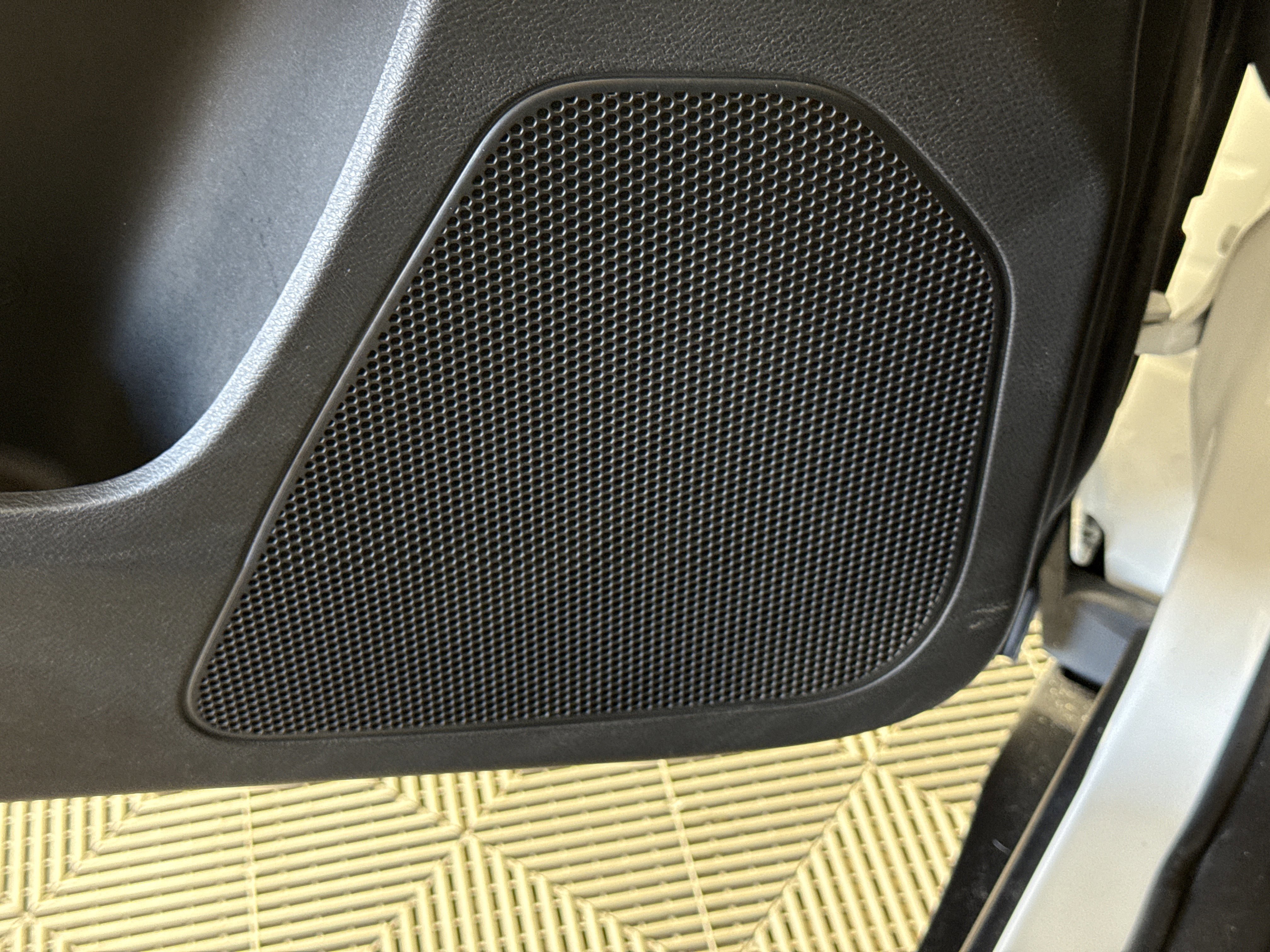 Used 2019 Jeep Cherokee Latitude Plus w/ Comfort/Convenience Group image 16