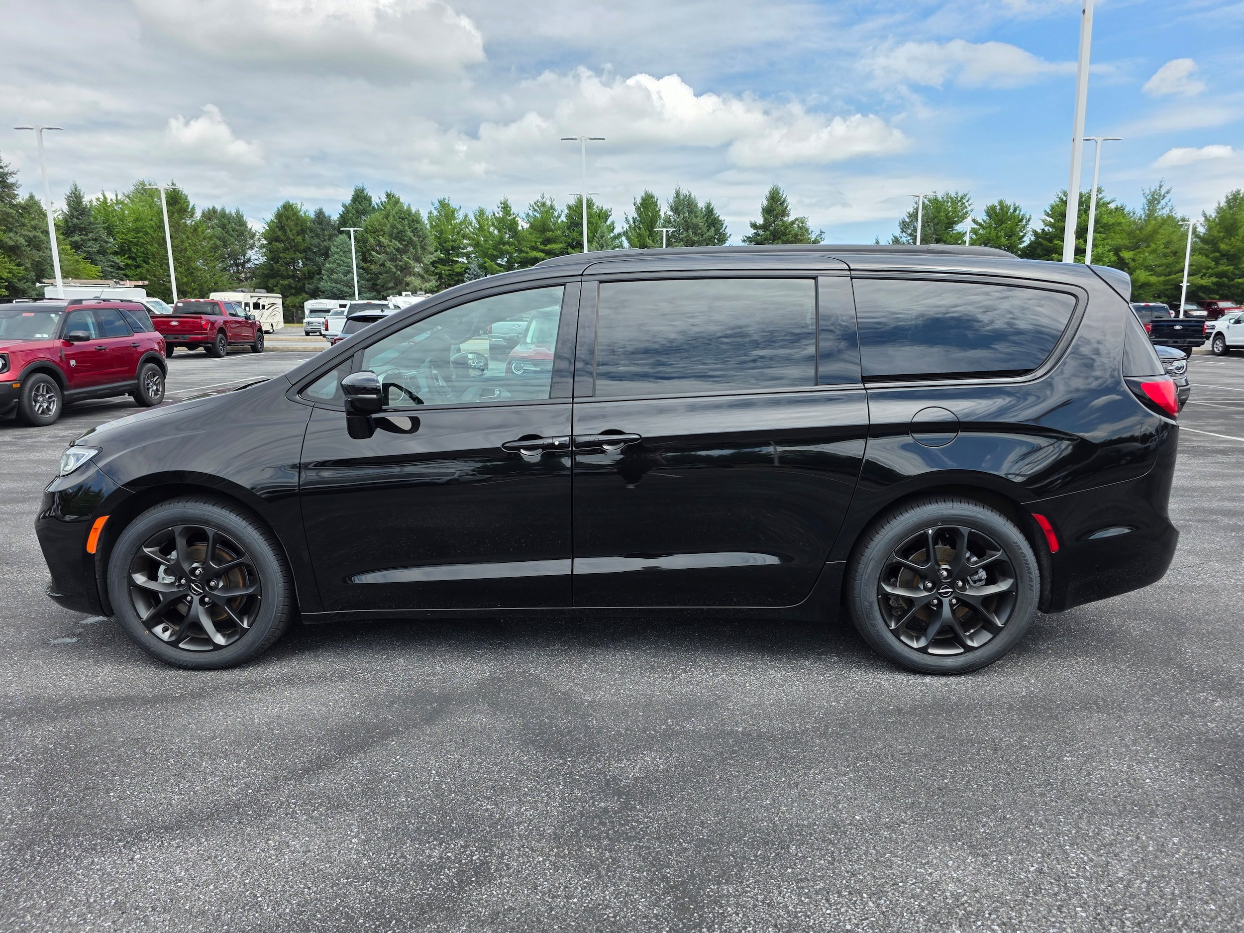 Used 2025 Chrysler Pacifica Limited FWD video 2