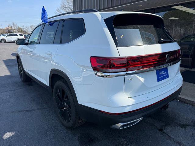 Used 2025 Volkswagen Atlas SE image 2