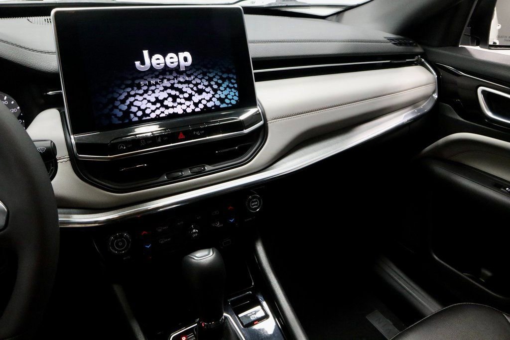 Used 2024 Jeep Compass Limited image 30