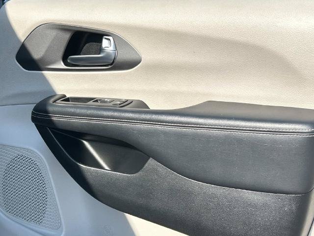 Used 2023 Chrysler Pacifica Touring-L FWD image 19