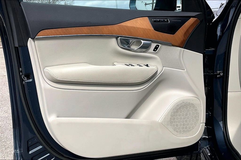 Used 2022 Volvo XC90 T6 Momentum w/ Advanced Package image 17