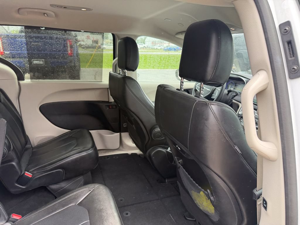 Used 2024 Chrysler Pacifica Touring-L FWD image 19