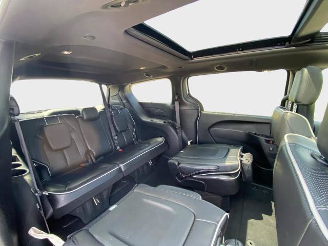 Used 2025 Chrysler Pacifica Limited FWD image 16