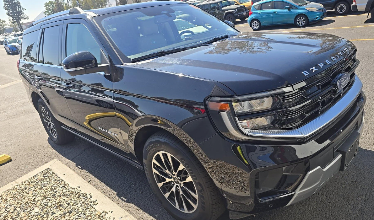 Certified 2025 Ford Expedition Platinum AWD/4WD image 2