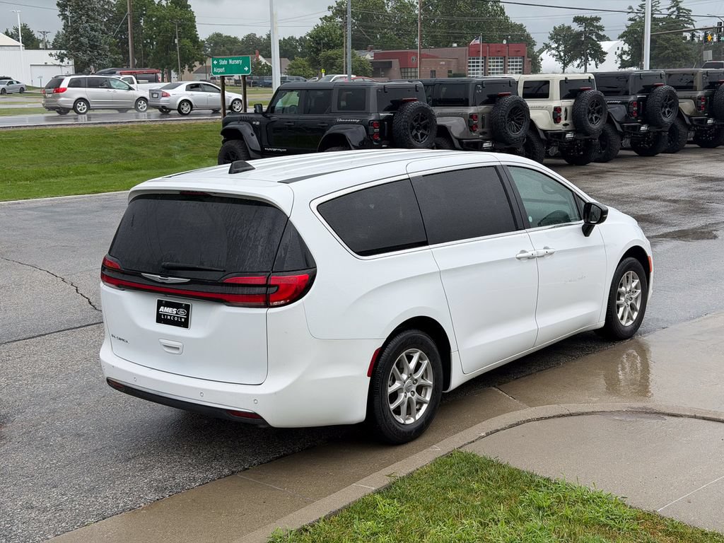 Used 2024 Chrysler Pacifica Touring-L FWD image 6