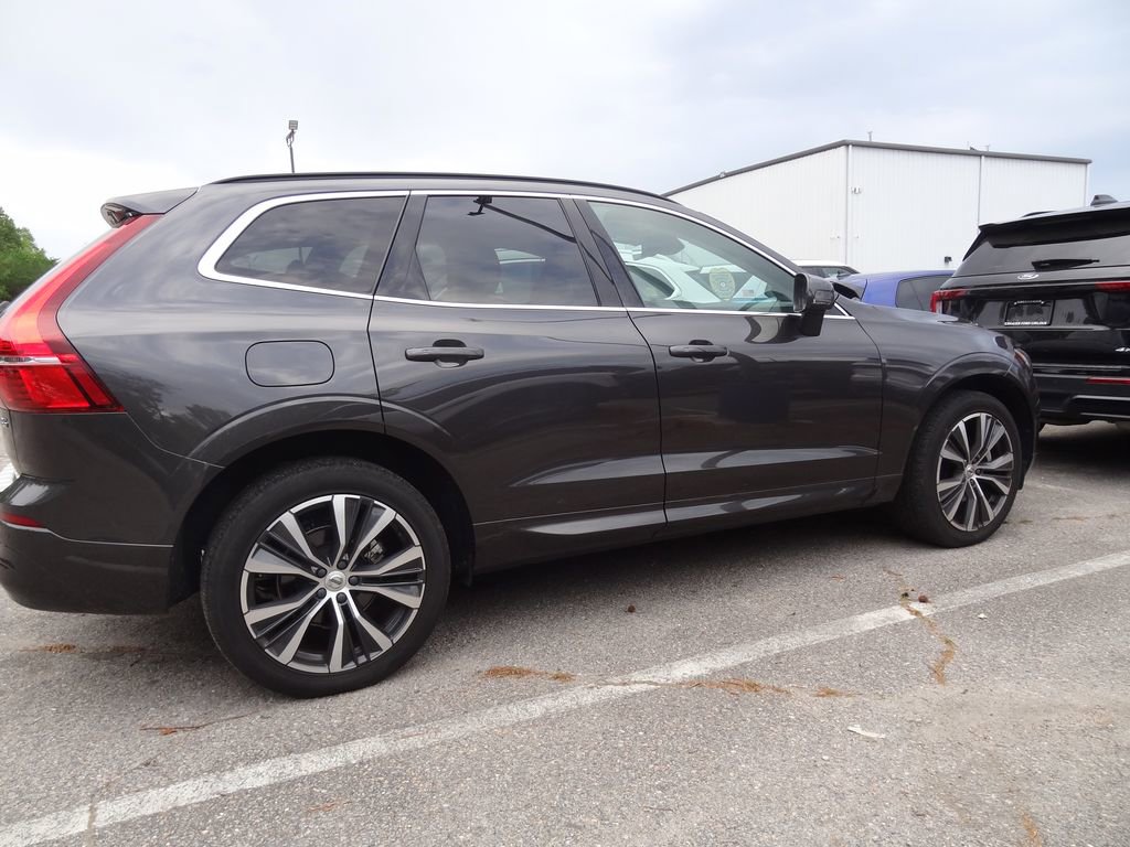 Used 2022 Volvo XC60 B5 Momentum w/ Protection Package Premier FWD image 3