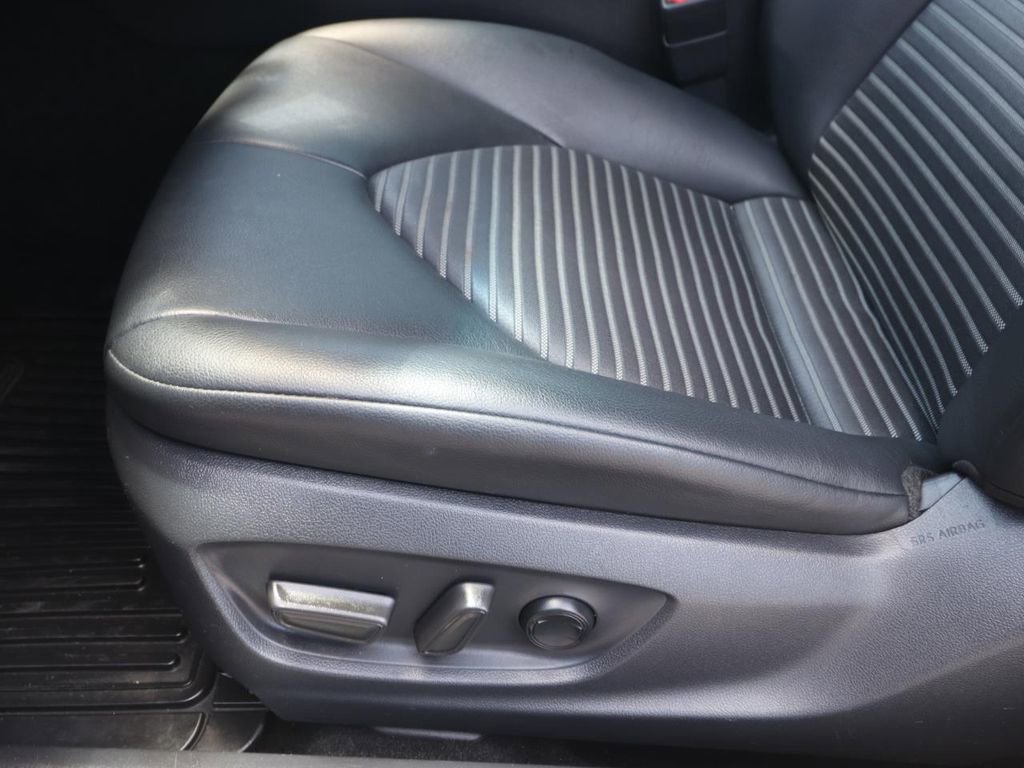 Used 2018 Toyota Camry SE FWD image 16