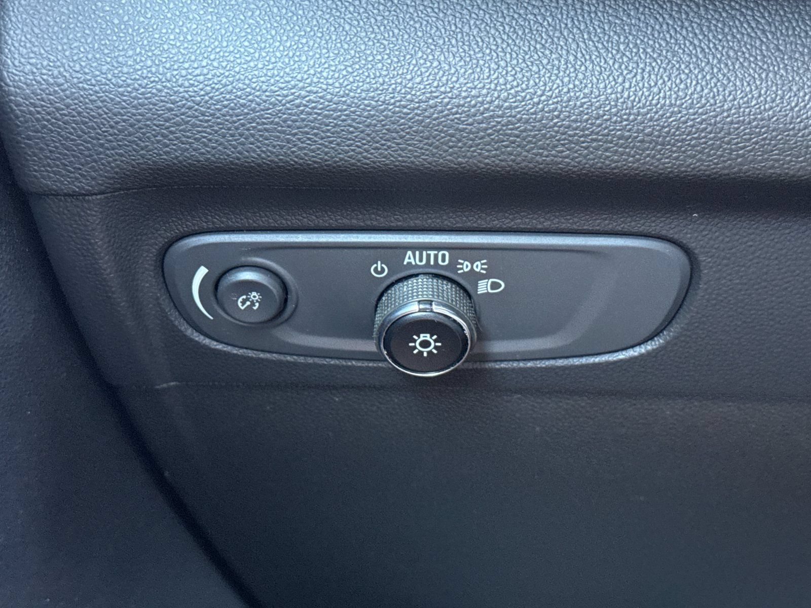 Used 2022 Buick Envision Essence w/ Sport Touring Package FWD image 33