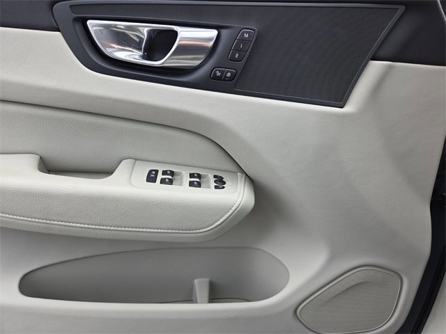 Used 2022 Volvo XC60 B5 Momentum image 28