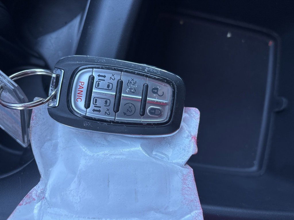 Used 2025 Chrysler Pacifica Select image 12