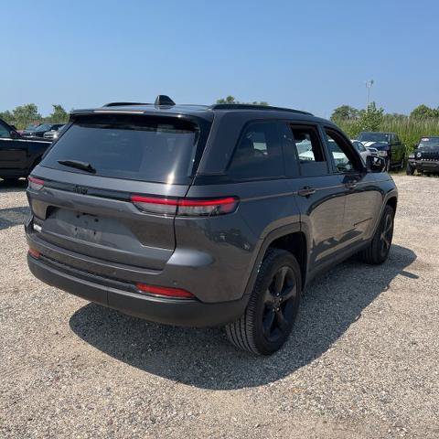 Used 2024 Jeep Grand Cherokee Altitude AWD/4WD image 4
