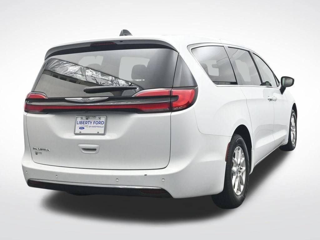 Used 2024 Chrysler Pacifica Touring-L FWD image 7