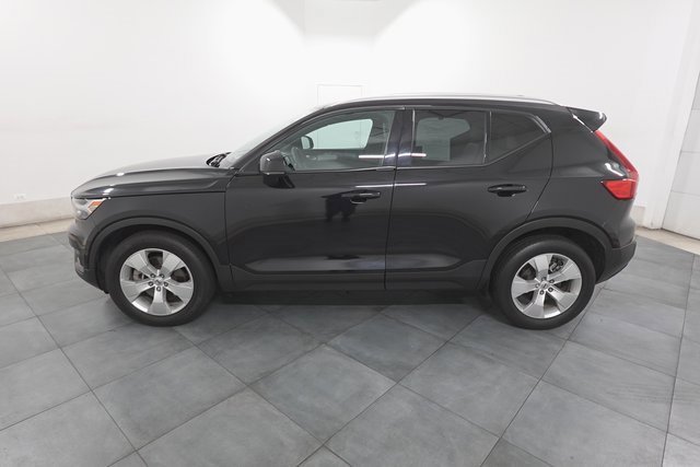 Used 2022 Volvo XC40 T5 Momentum image 2