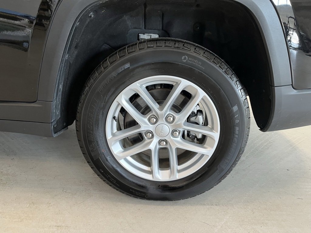 Used 2024 Jeep Grand Cherokee L Laredo image 10