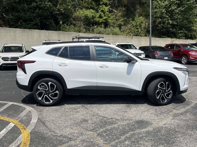 Used 2025 Chevrolet Trax RS w/ Sunroof Package FWD image 2