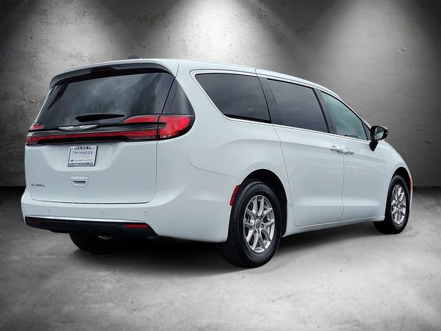 Used 2025 Chrysler Pacifica Select image 3