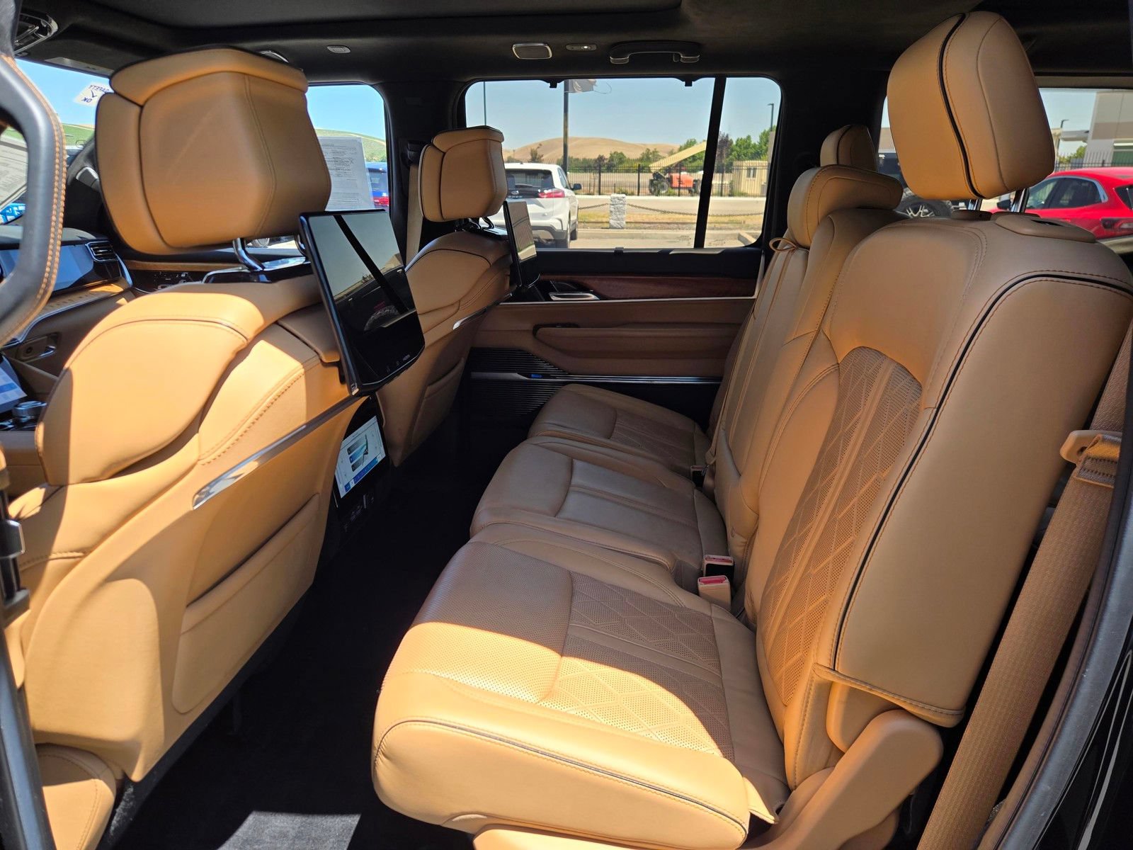 Used 2022 Jeep Grand Wagoneer Series III w/ Rear Seat Video Group 1 AWD/4WD image 12