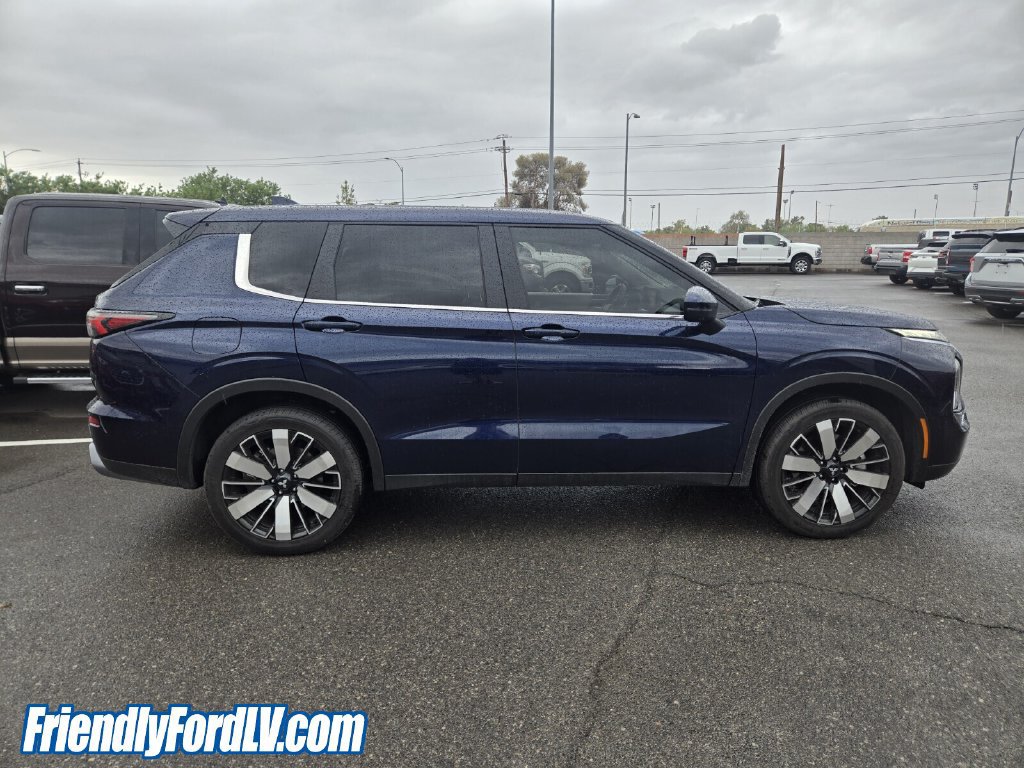 Used 2025 Mitsubishi Outlander SE FWD image 3