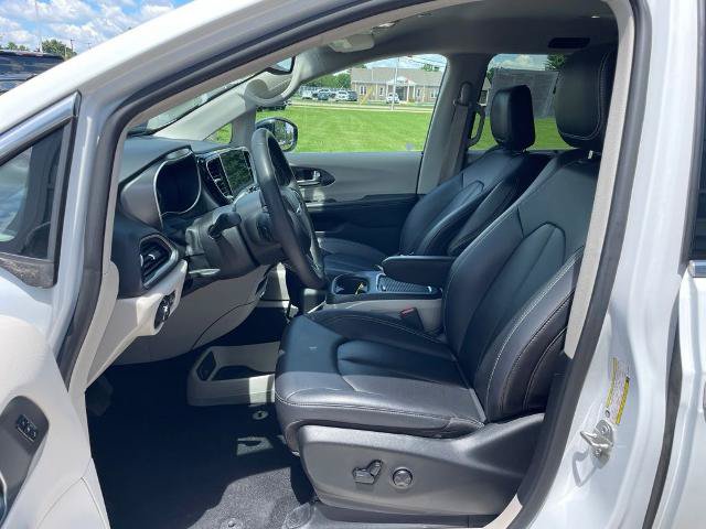 Used 2024 Chrysler Pacifica Touring-L FWD image 8