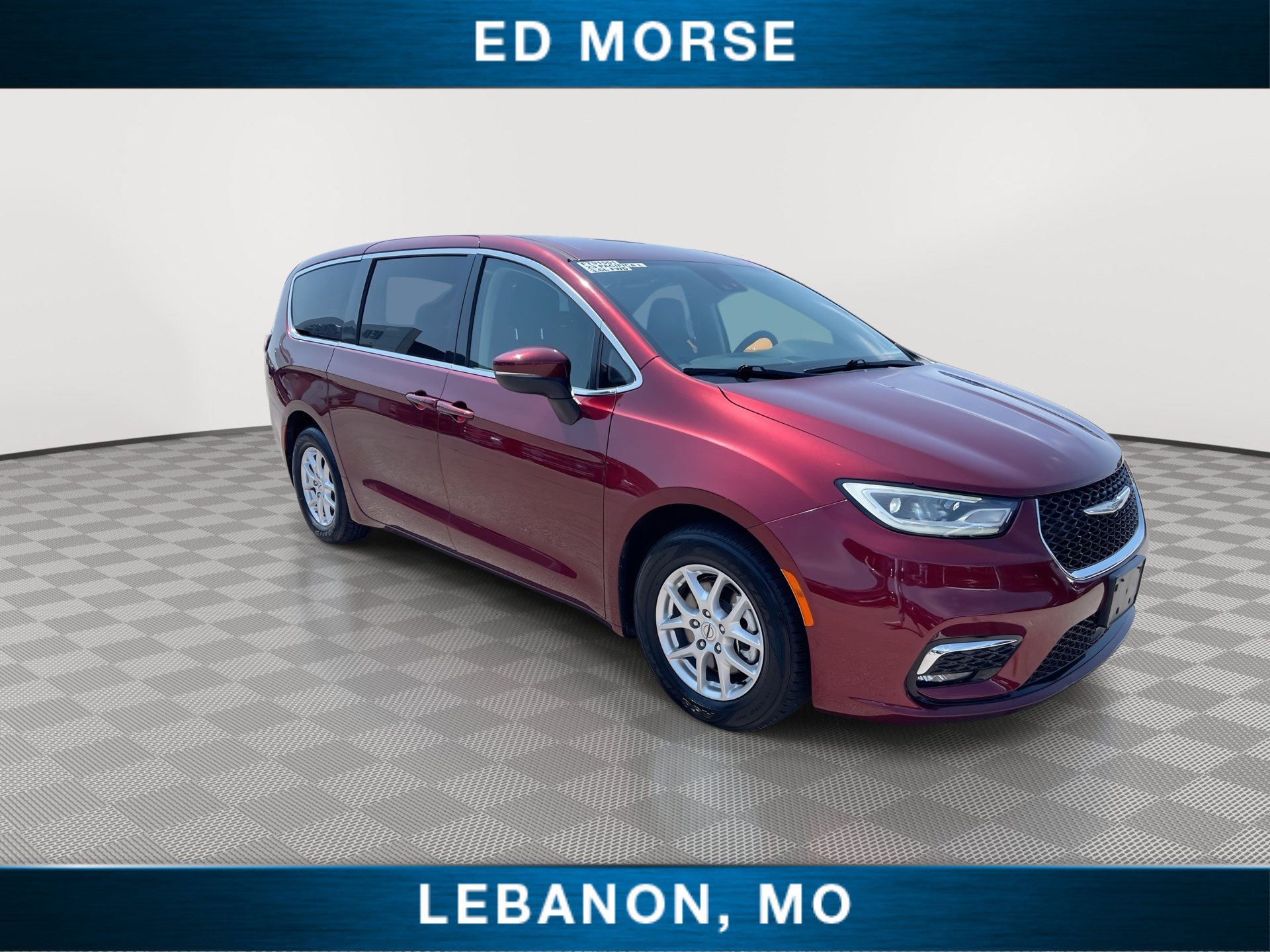 Used 2023 Chrysler Pacifica Touring-L FWD image 2