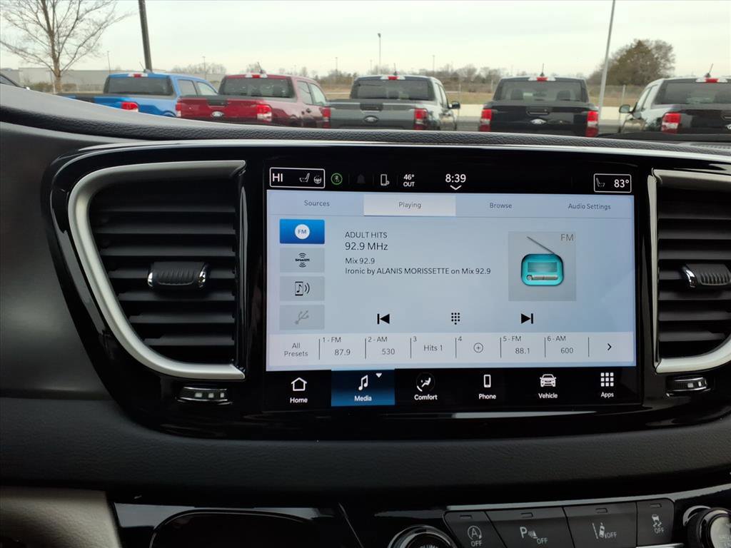 Used 2024 Chrysler Pacifica Touring-L image 18