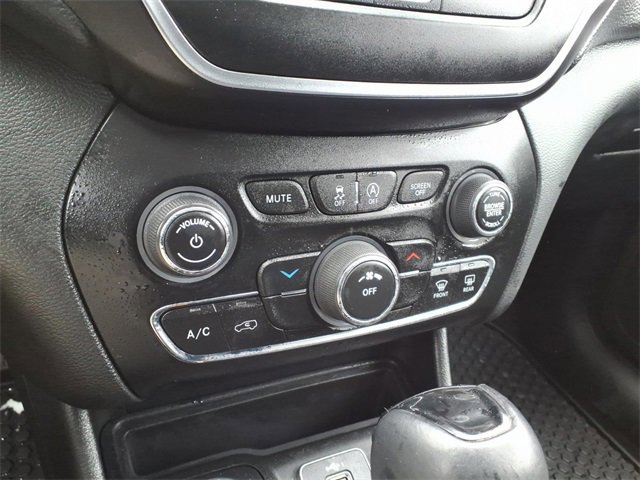 Used 2019 Jeep Cherokee Latitude w/ Cold Weather Group image 20