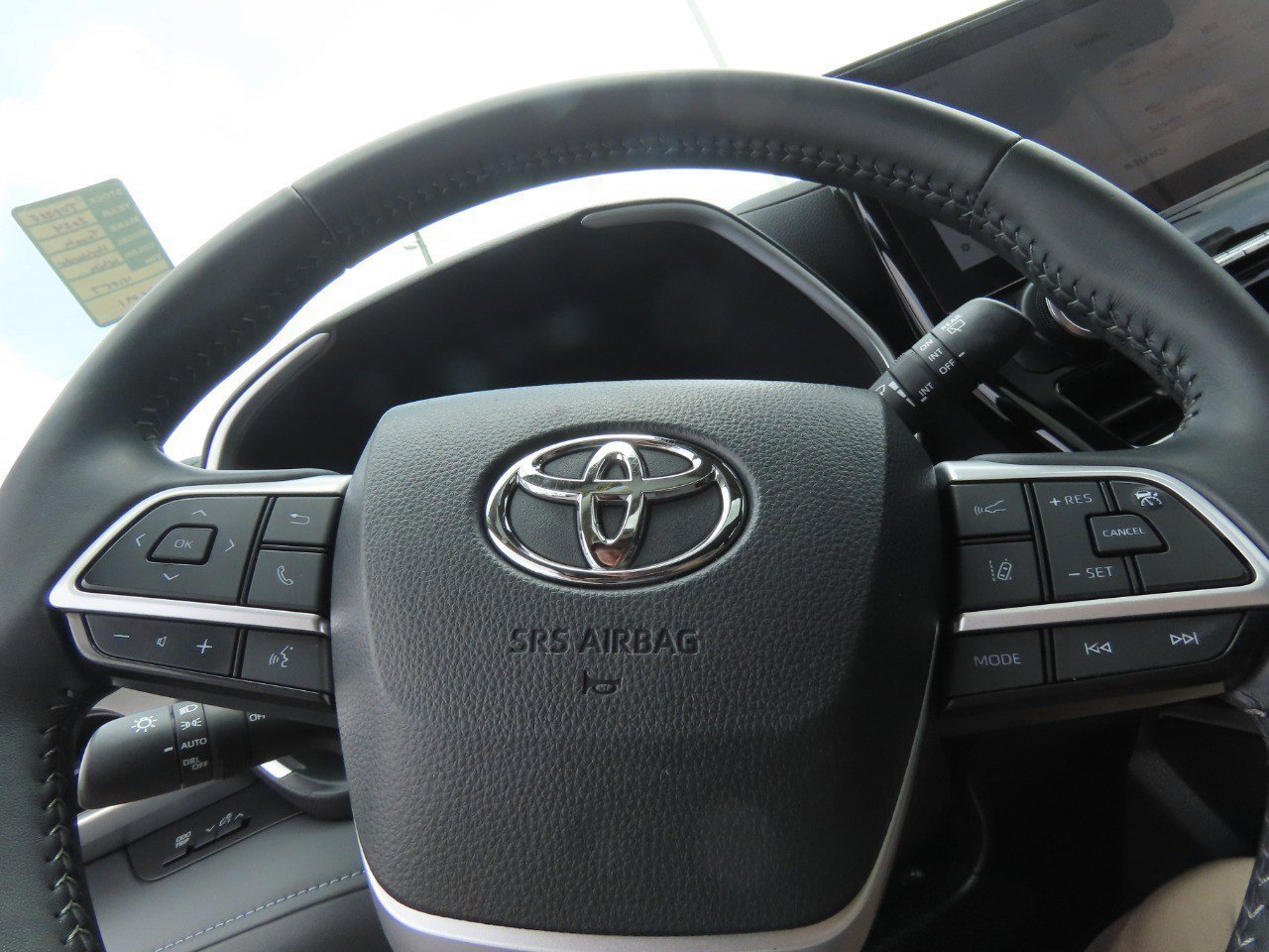 Used 2024 Toyota Highlander XLE FWD image 27