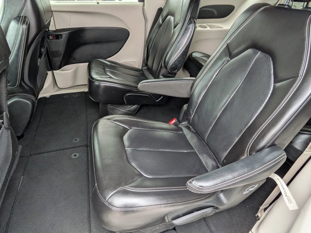 Used 2023 Chrysler Pacifica Touring-L FWD image 21