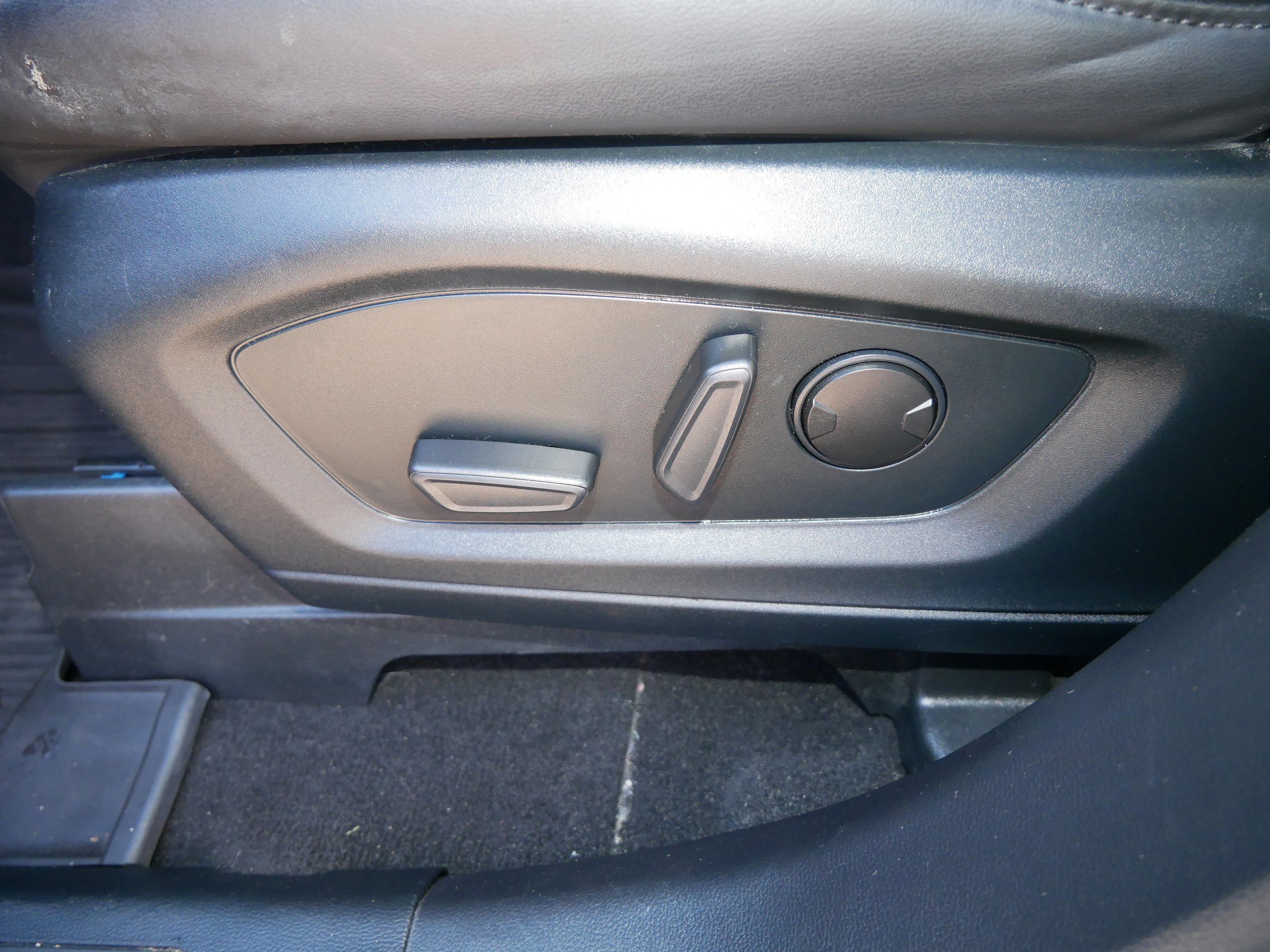 Certified 2022 Ford Explorer XLT w/ Equipment Group 202A image 19