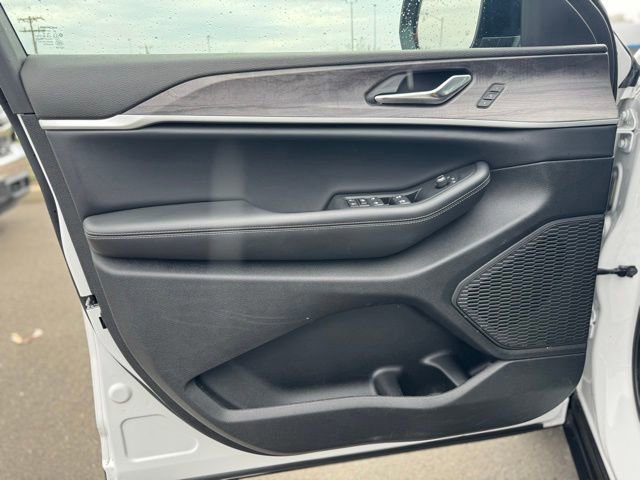 Used 2024 Jeep Grand Cherokee Limited AWD/4WD image 12