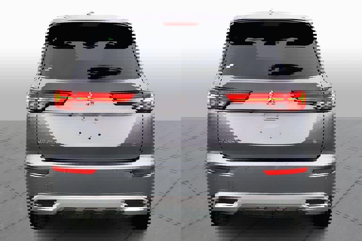 Used 2024 Mitsubishi Outlander SE image 2