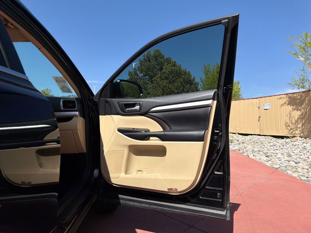 Used 2019 Toyota Highlander XLE AWD/4WD image 34