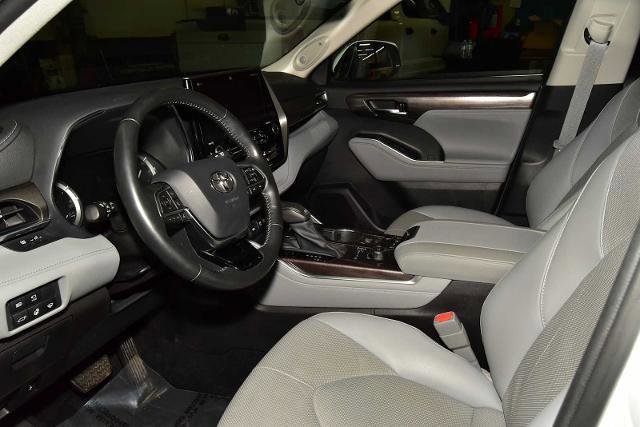 Used 2021 Toyota Highlander Limited image 12