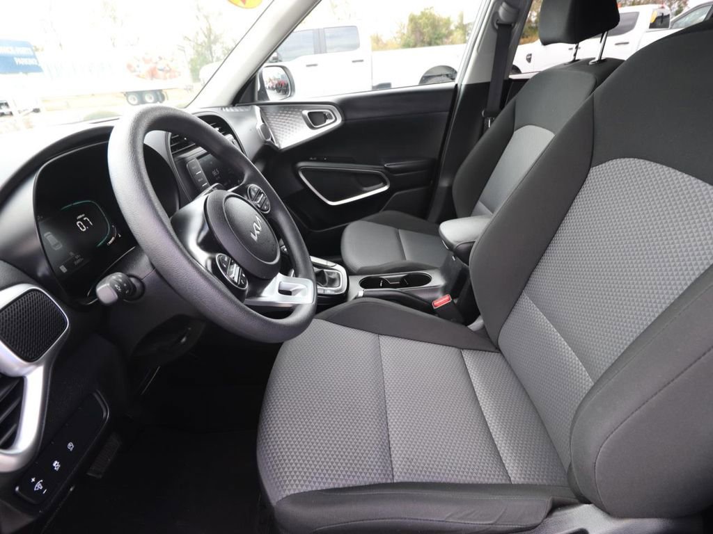 Used 2025 Kia Soul LX w/ LX Technology Package image 8