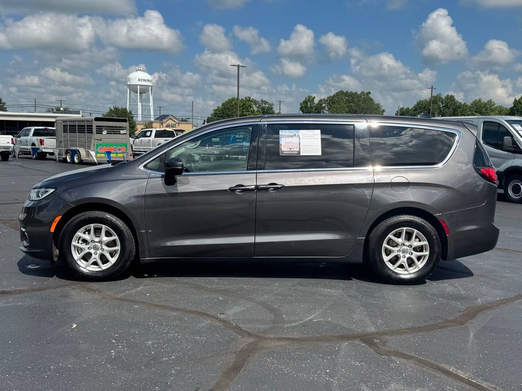 Used 2023 Chrysler Pacifica Touring-L FWD image 28