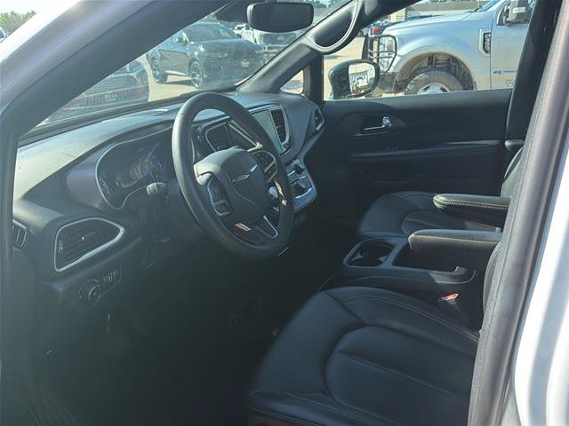 Used 2025 Chrysler Pacifica Select FWD image 3
