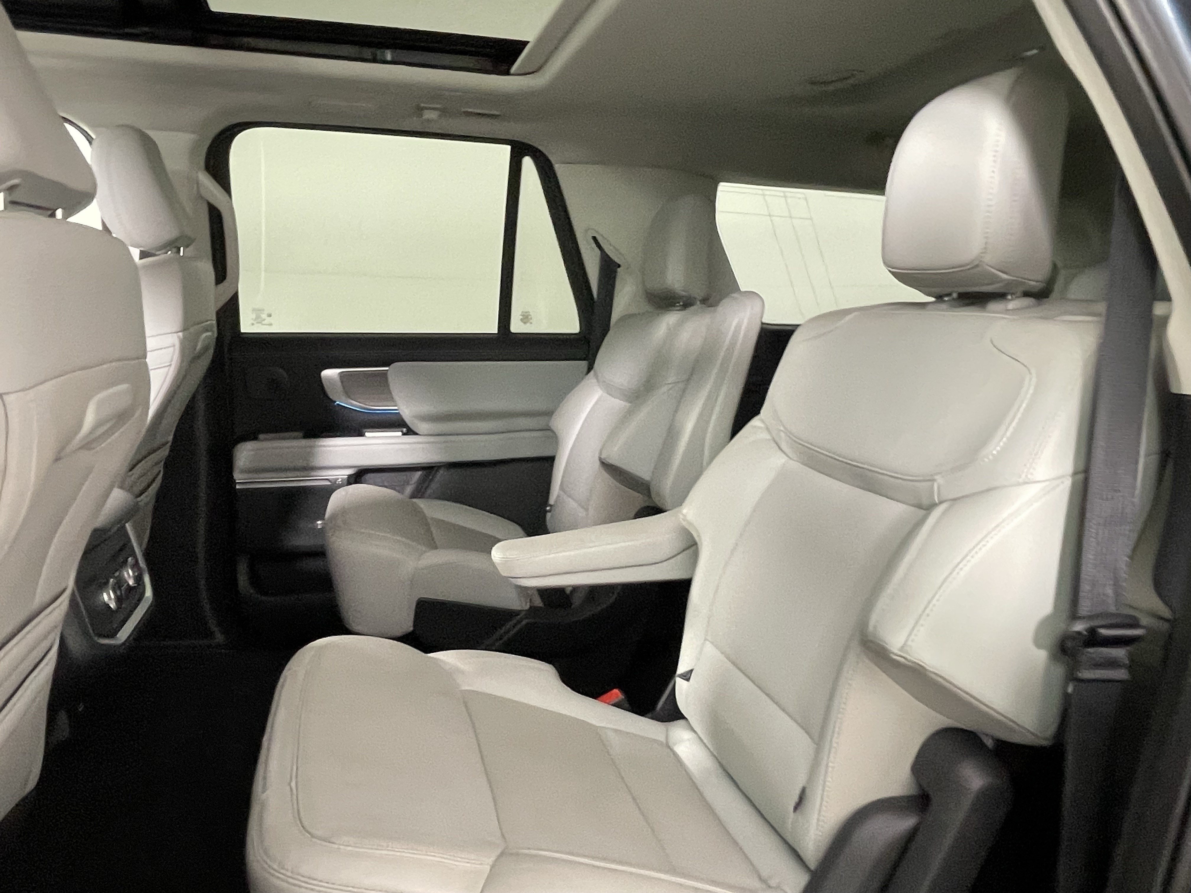 Certified 2025 Ford Expedition Max Platinum w/ Driver's Package AWD/4WD image 14