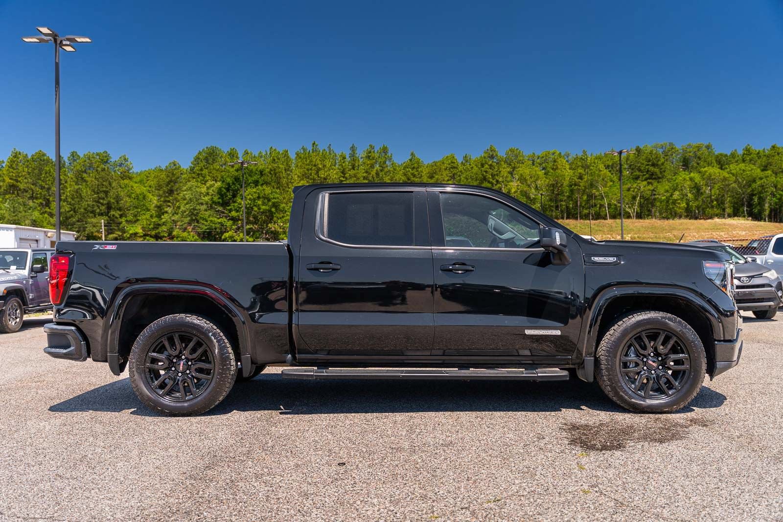 Used 2022 GMC Sierra 1500 Elevation w/ Elevation Premium Package AWD/4WD image 8