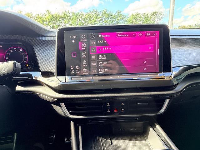 Used 2025 Volkswagen Atlas Cross Sport SEL Premium R-Line image 18