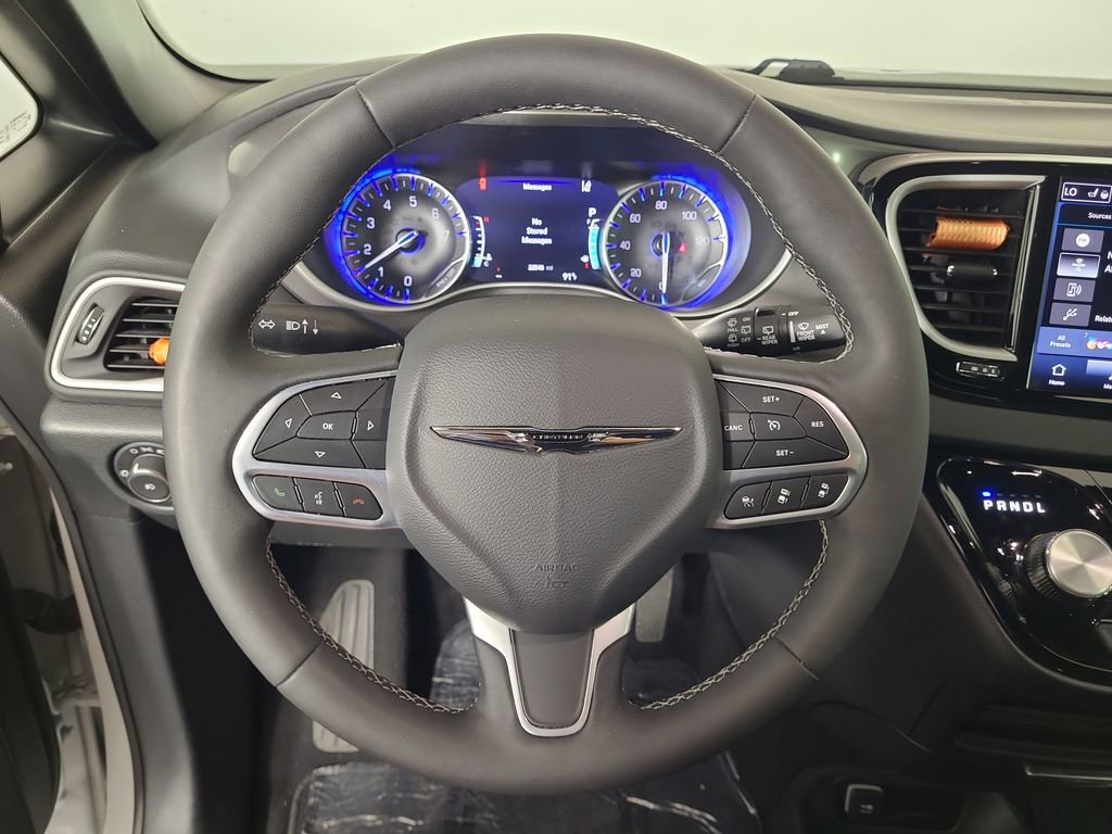 Used 2025 Chrysler Pacifica Select FWD image 12