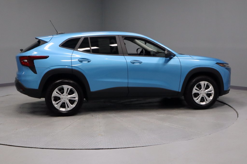 Used 2025 Chevrolet Trax LS FWD image 11