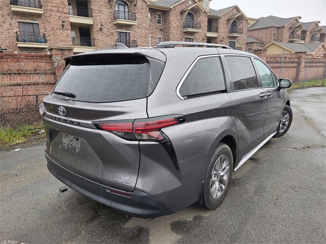 Used 2021 Toyota Sienna LE image 3