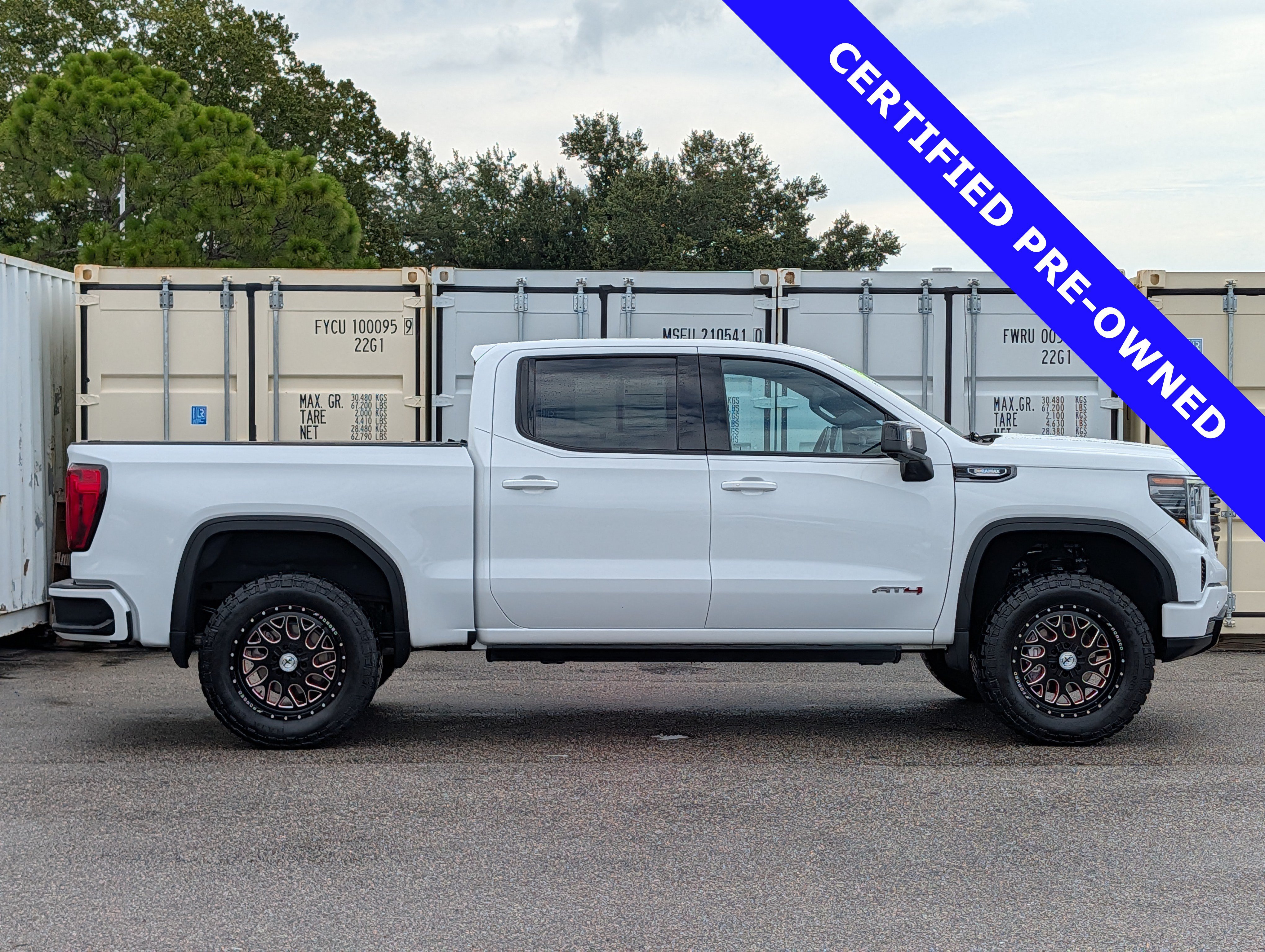 Used 2023 GMC Sierra 1500 AT4 w/ Technology Package AWD/4WD image 4