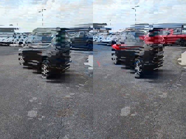 Used 2021 Chrysler Pacifica Touring image 3